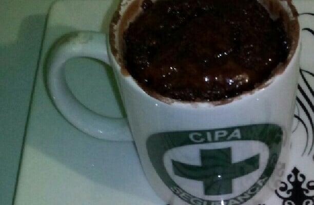 Bolo de caneca sem ovo com cobertura de chocolate