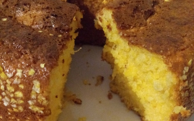 Bolo de milharina com leite condensado
