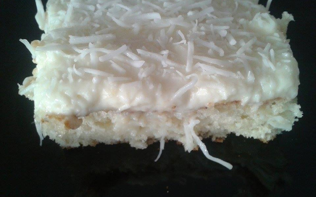 Bolo de coco gelado com creme