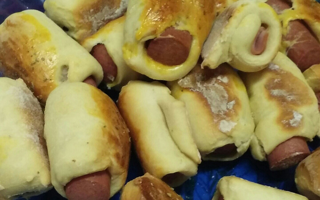 Enroladinho de salsicha assado fácil