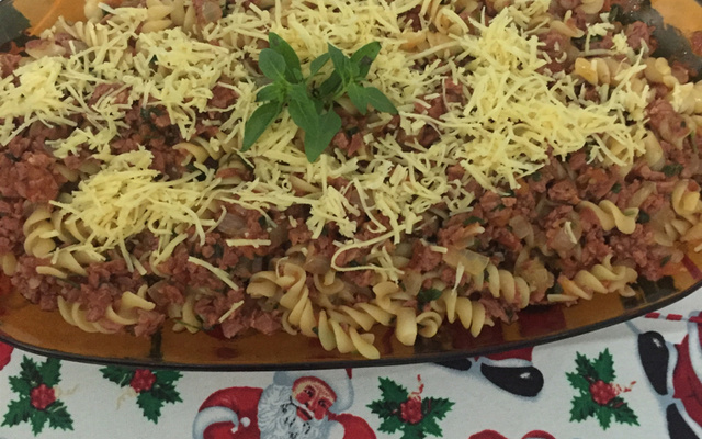 Fusilli ao molho de linguiça toscana