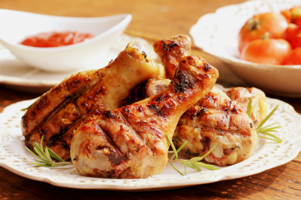 Frango cozido com alho e cebola