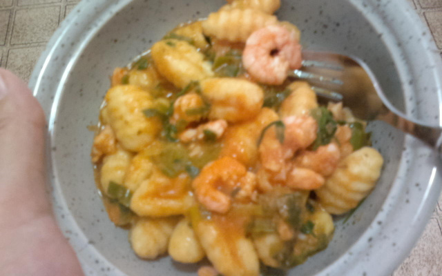 Nhoque com camarão ao molho de tomate