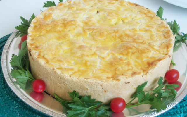 Torta de frango com recheio cremoso