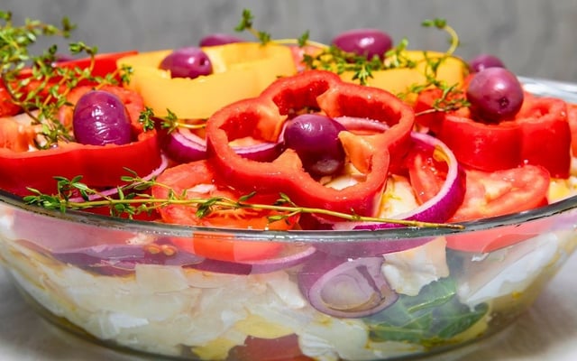 Bacalhoada ao forno com batata, pimentão, tomate e azeitona