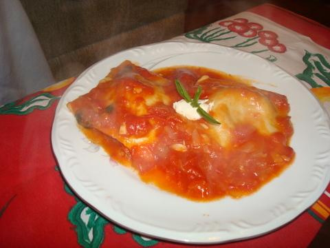 Ravioli caseiro de Shimeji, Shiitake e Cream Cheese com molho de tomates e manjeicão