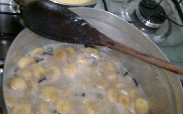 Doce de banana com cobertura de leite condensado ( Lúcio Cezar )
