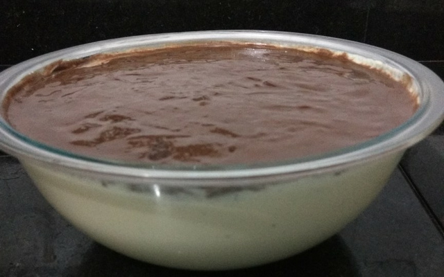 Mousse de maracujá com cobertura cremosa de chocolate