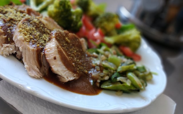 Lombo na panela de pressão com vinho e molho