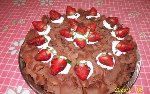 bolo de brigadeiro com morangos