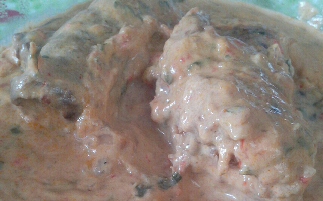 Bife a rolê com molho de vinho tinto e requeijão