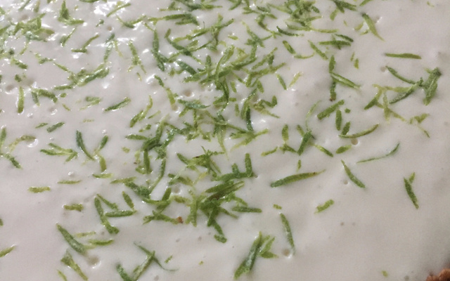 Torta trufada com mousse de limão