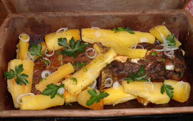 Costela com mandioca na telha do Papai Rodrigo