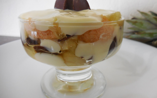 Pavê de abacaxi e chocolate na taça