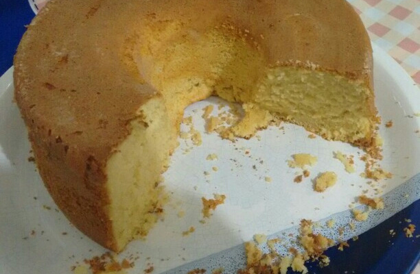 Bolo de fubá com leite condensado