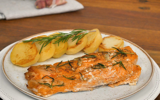 Salmão com molho de alcaparras