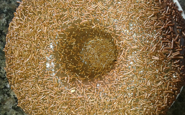 Bolo branco com calda de chocolate sem ovo