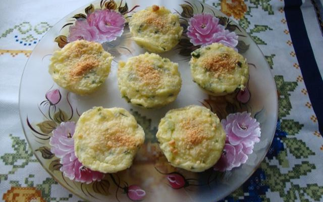 Croquetes de aipim (mandioca) em fôrmas de empada