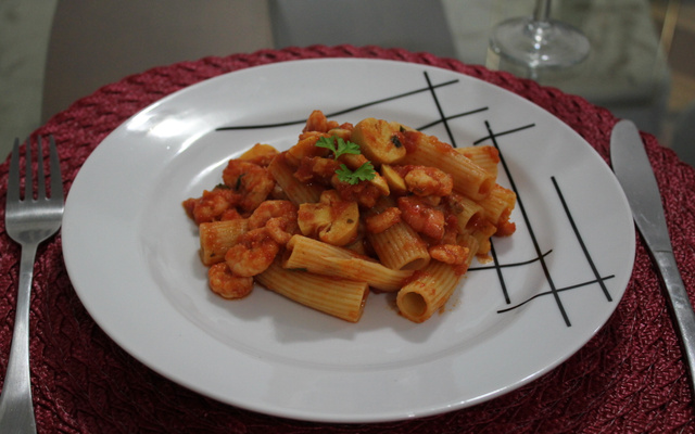 Rigatoni ao molho de camarão e champignon