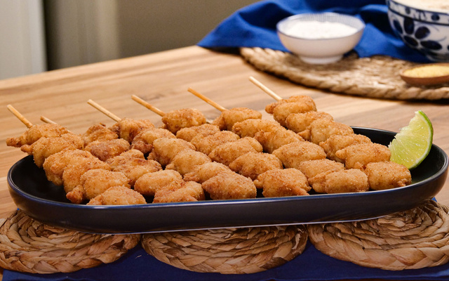 Espetinho de camarão à milanesa