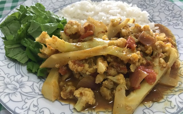 Couve flor cozida com tomate e especiarias