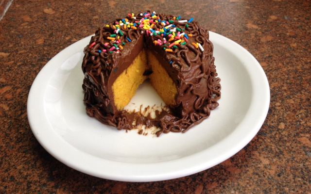 Bolo de cenoura de caneca com ganache