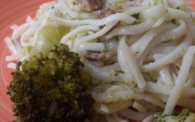 Talharim com brócolis e bacon