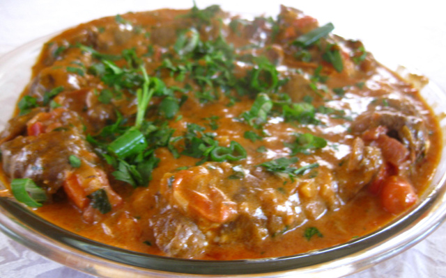 Bife a rolê com molho de vinho tinto e requeijão