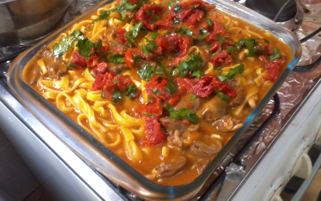 Macarrão ao molho de coração e tomate seco