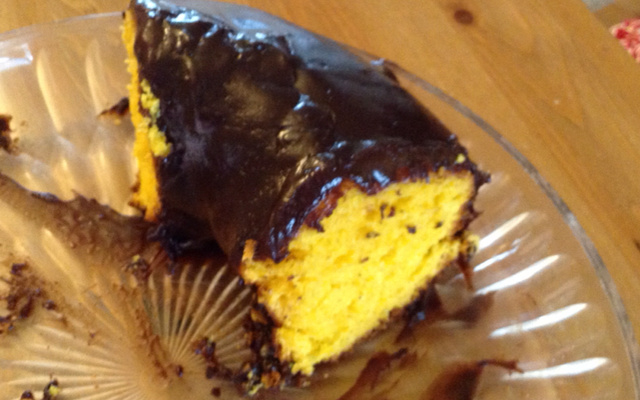 Bolo de cenoura com calda de chocolate que derrete na boca
