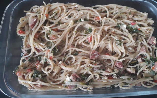 Espaguete com rúcula, bacon e calabresa