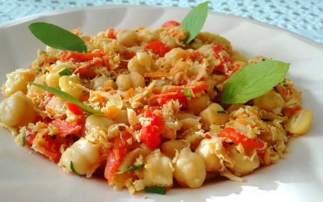 Salada de grão de bico com frango