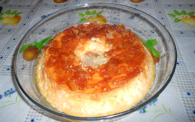 Pudim de leite condensado com calda de abacaxi