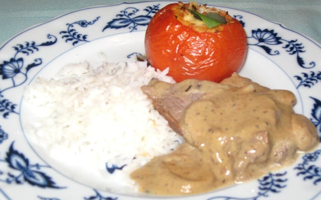 Filé mignon ao molho gorgonzola e tomates recheados