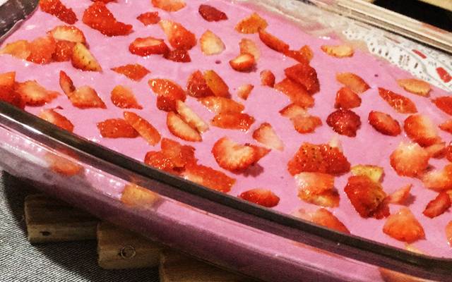 Mousse danoninho fácil (com morango e suspiros)