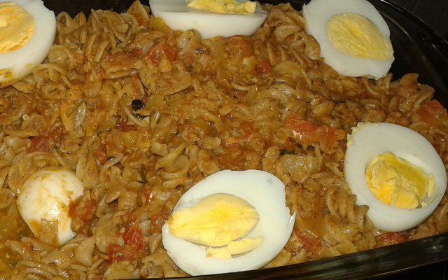 Macarrão parafuso ao molho de sardinha e ovos cozidos.