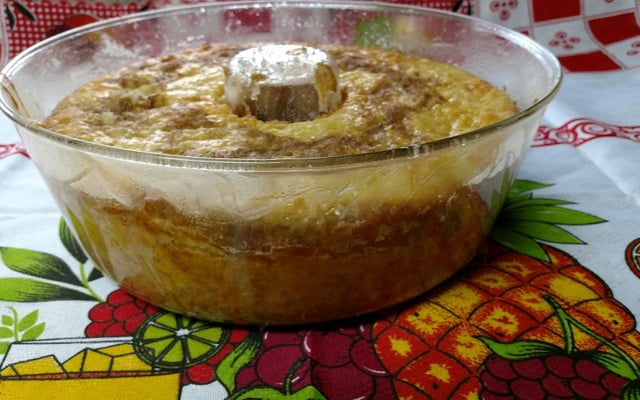 Bolo de banana sem lactose e recheado com banana e passas