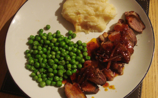 Peito de pato com molho de soja, mel e gengibre