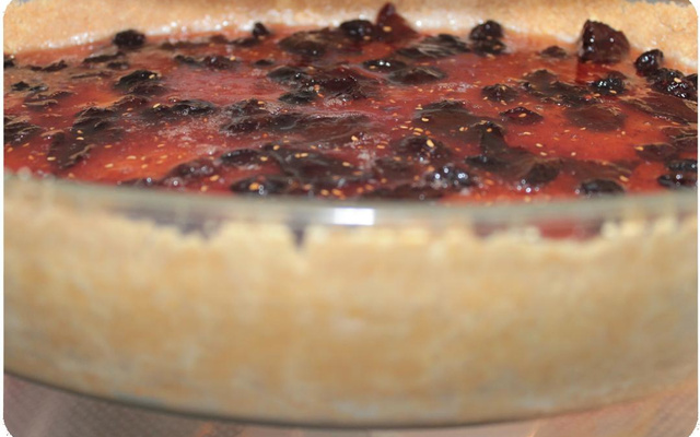 Cheesecake com calda de frutas vermelhas