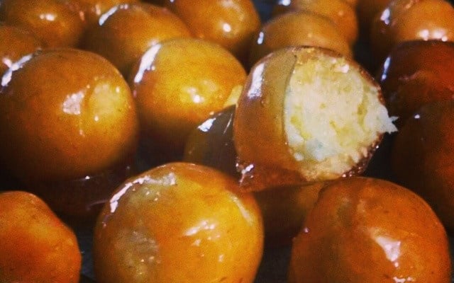 Bala de coco caramelizada (bala baiana ou bala de ovo)