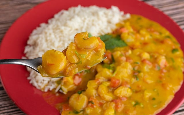 Bobó de camarão cremoso com mandioca acompanhado de arroz