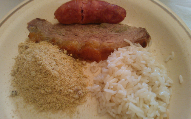 Costela seringada com farofa do pé do tempero