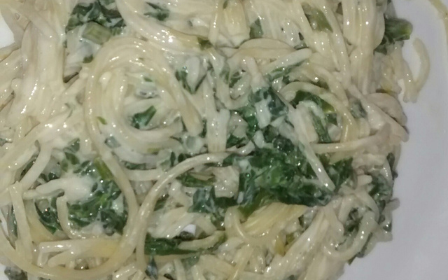 Macarrão ao molho de espinafre