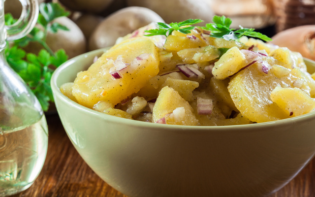 Jantar rápido de maçãs, presunto e batatas