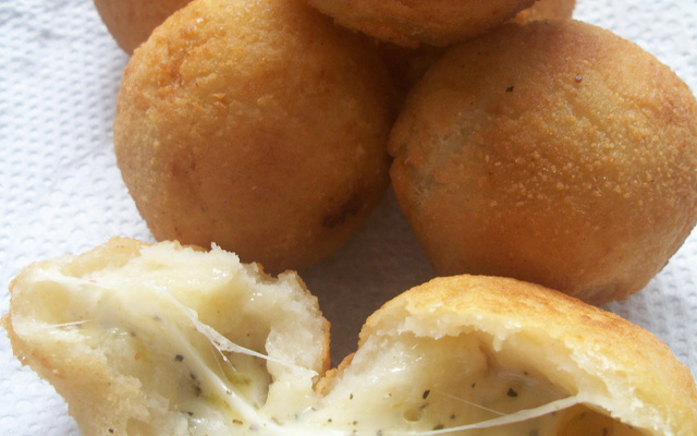 Bolinho de pizza 4 queijos do Marcelo