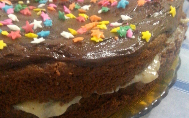 Pão de mel recheado no tamanho de bolo