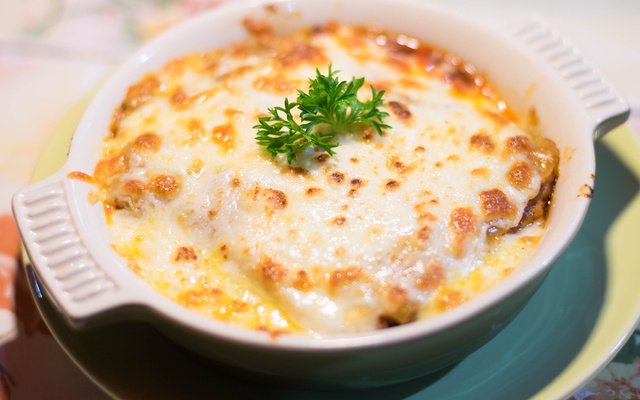 Macarrão com queijo e presunto ao forno