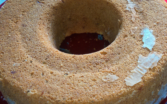 Bolo de cenoura com calda de chocolate que derrete na boca