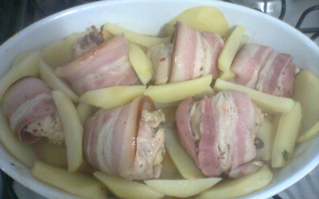 Coxa de frango ao requeijão e bacon