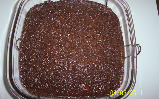 Bolo de baunilha com gotas de chocolate e cobertura (super fofo)